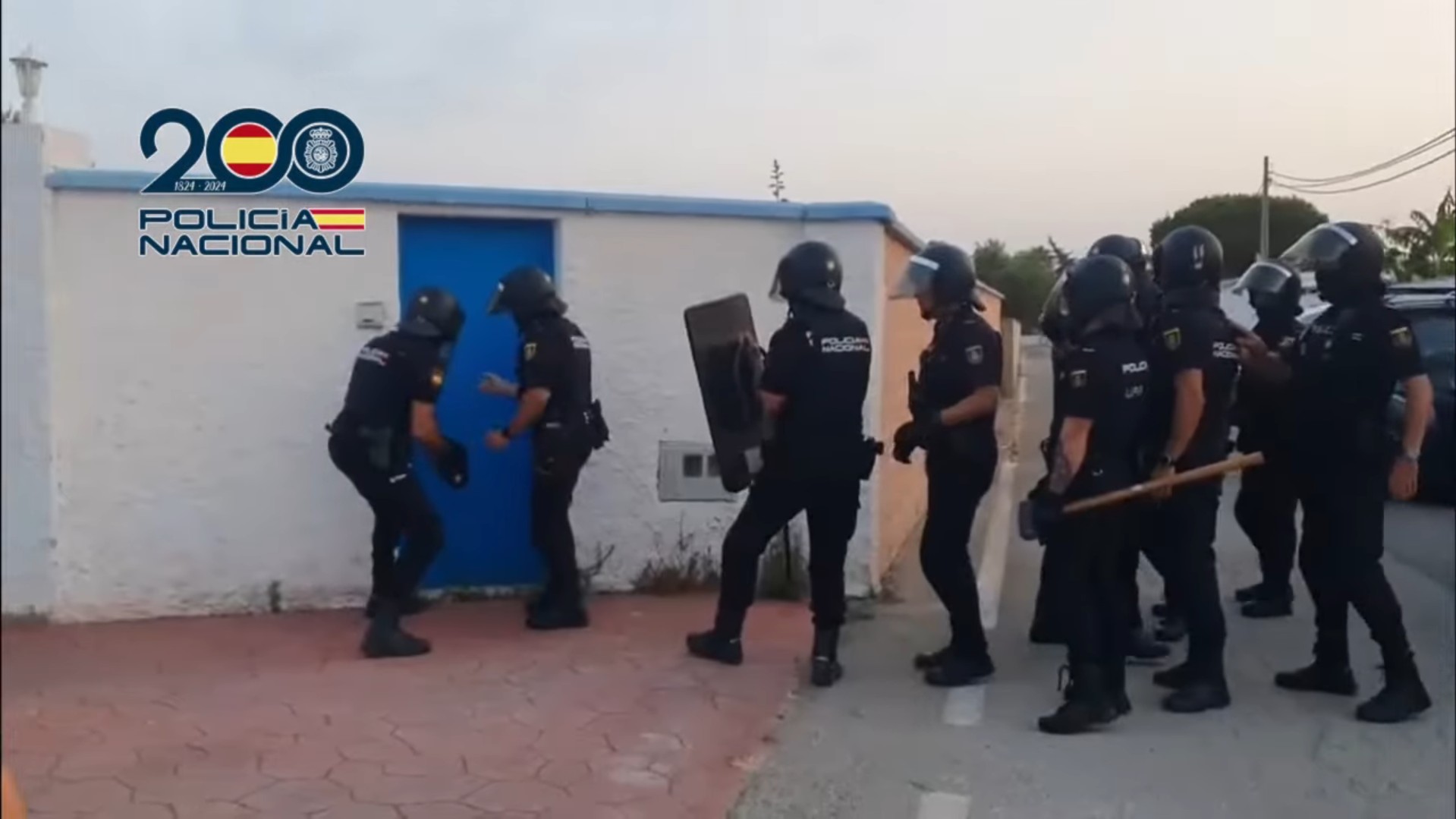 Polícia Nacional da Espanha entrando em casa de suspeito. Fonte: Reprodução.