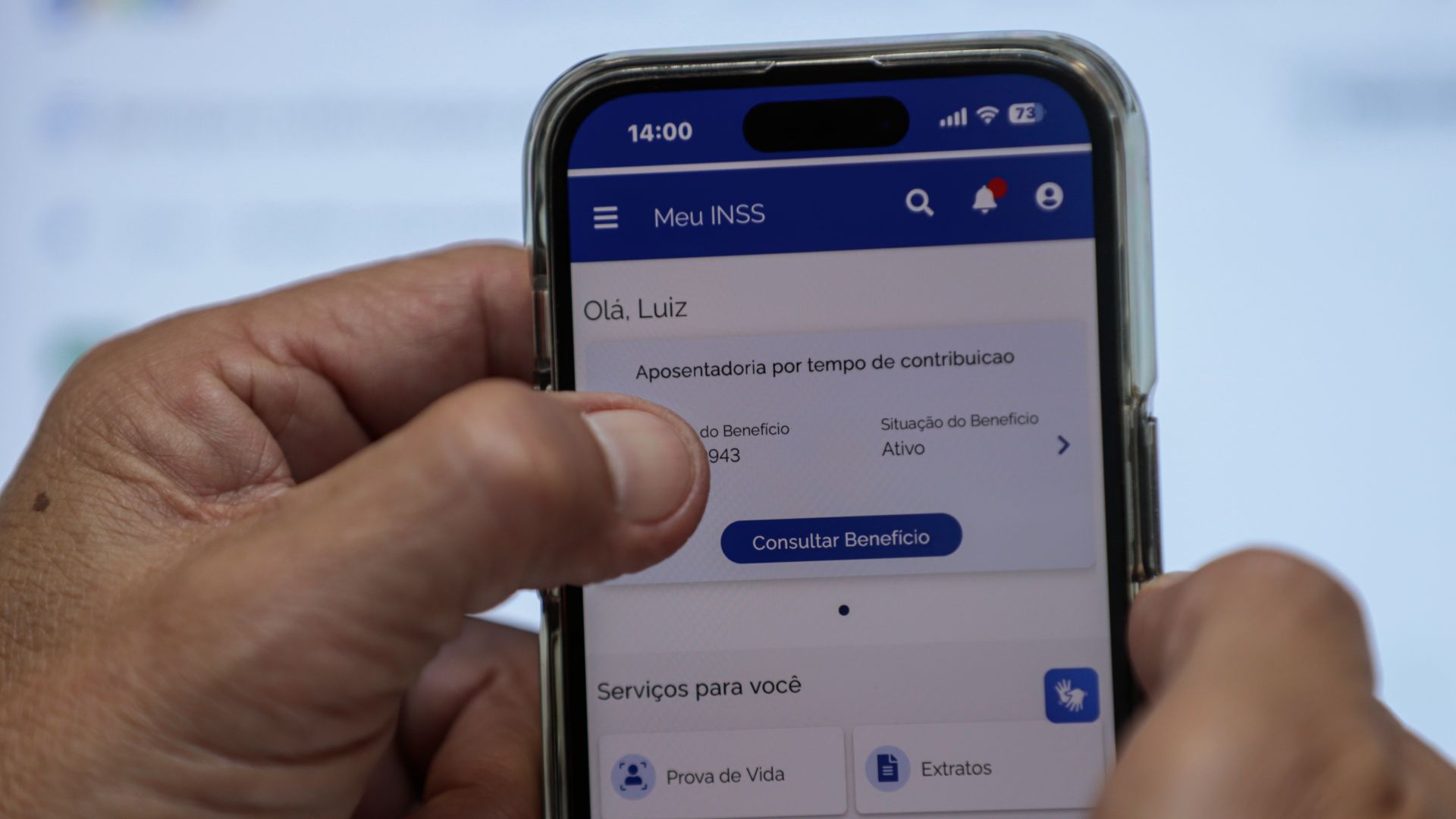 Idoso em aplicativo do INSS no Brasil criptomoedas