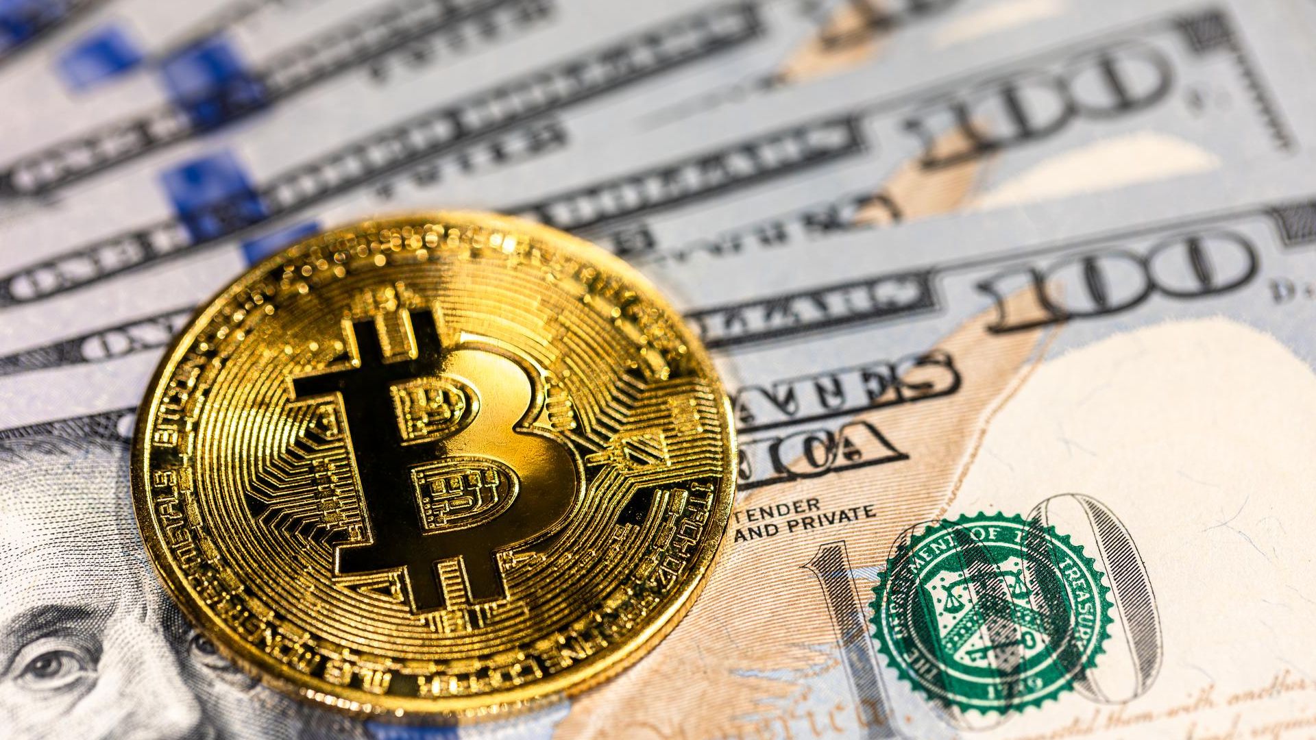 Bitcoin com notas de dólares EUA imposto