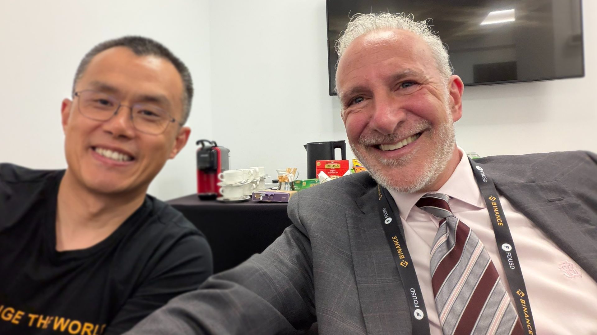 CZ com Peter Schiff em evento