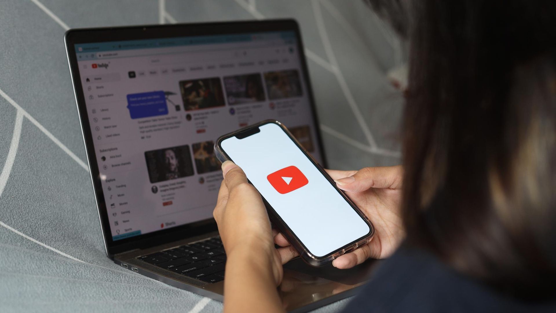 Mulher com YouTube