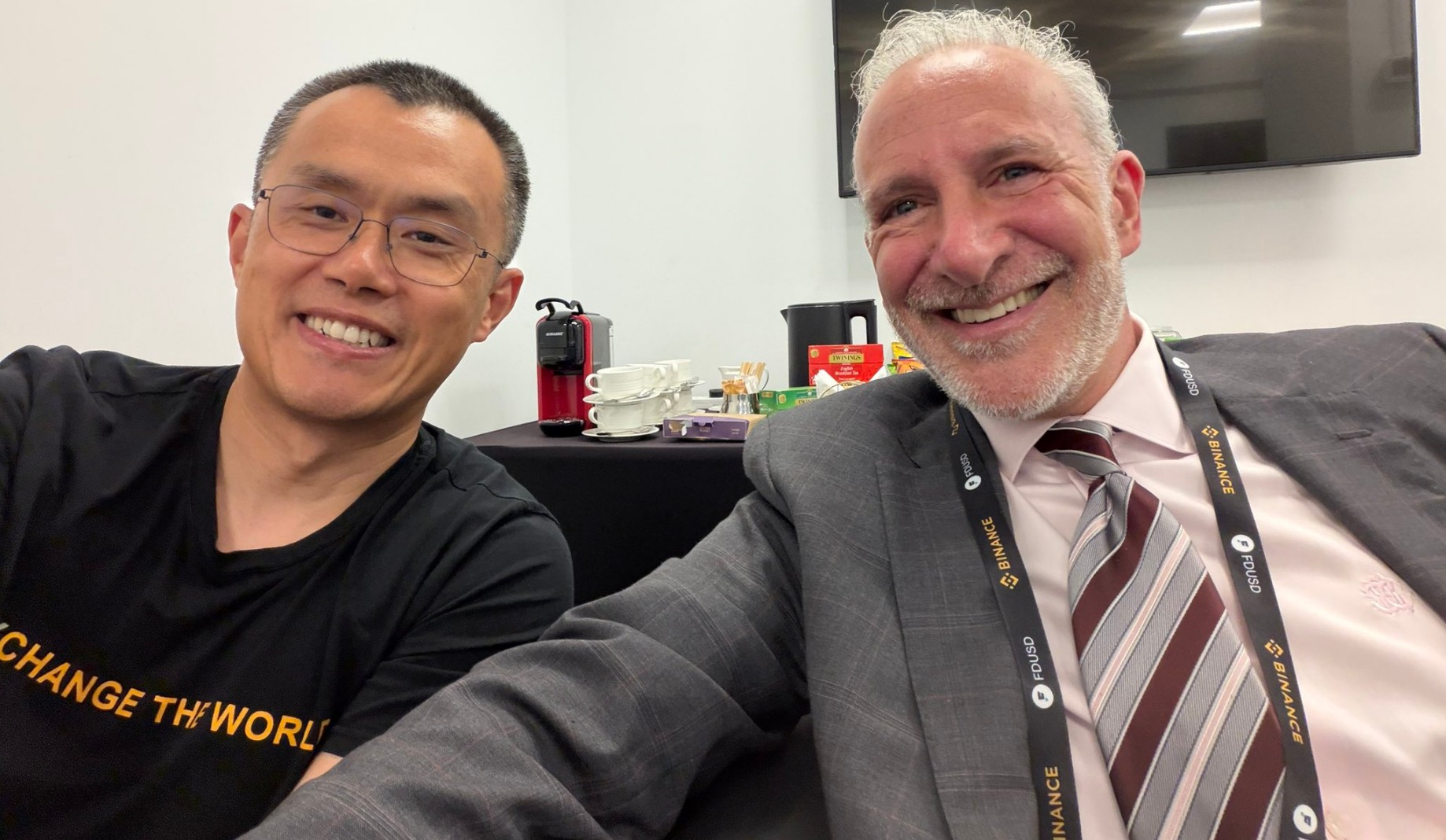 Changpeng Zhao e Peter Schiff
