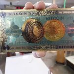 Nota decorativa de “100 bitcoins”, sem algum valor além da arte. Fonte: Craiglist Hunter/YouTube.