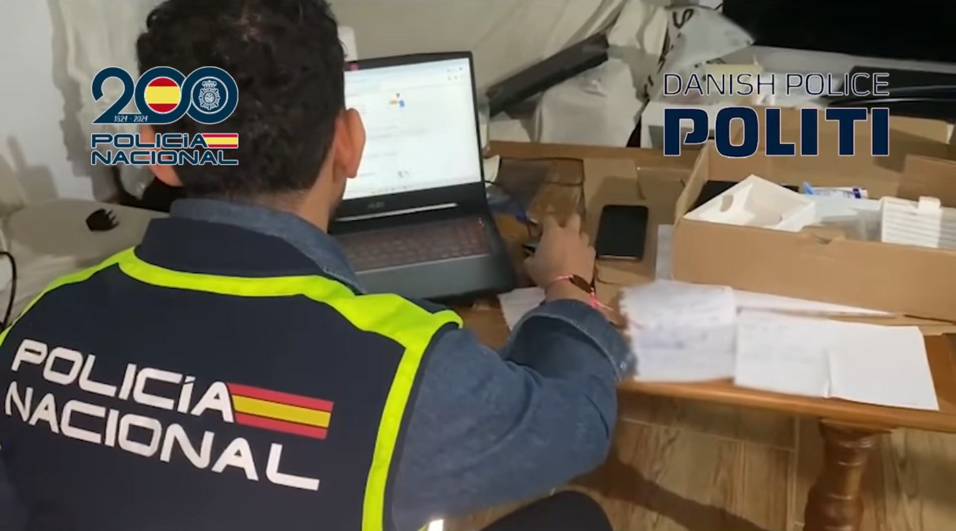 Agente da Polícia Nacional da Espanha trabalhando em caso de assassinato de investidor de criptomoedas