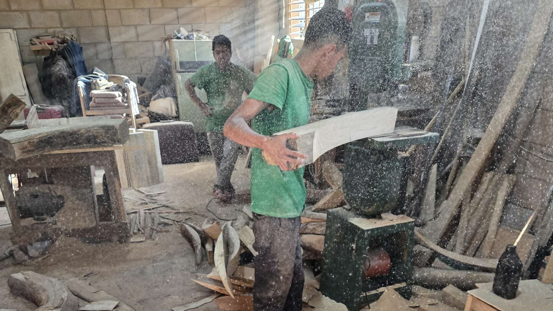 Foto de marceneiros trabalhando divulgada pelo Escritório Bitcoin de El Salvador
