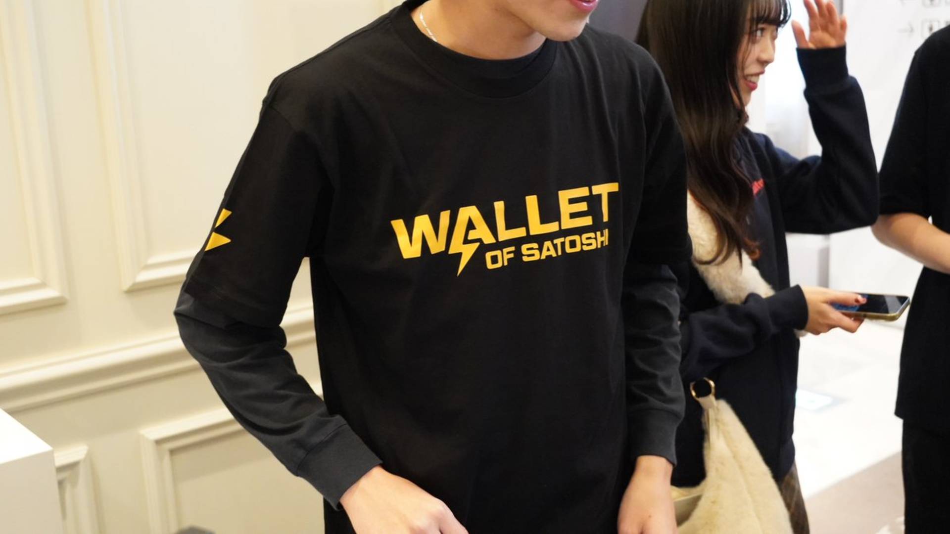 Homem com camiseta da carteira Wallet of Satoshi