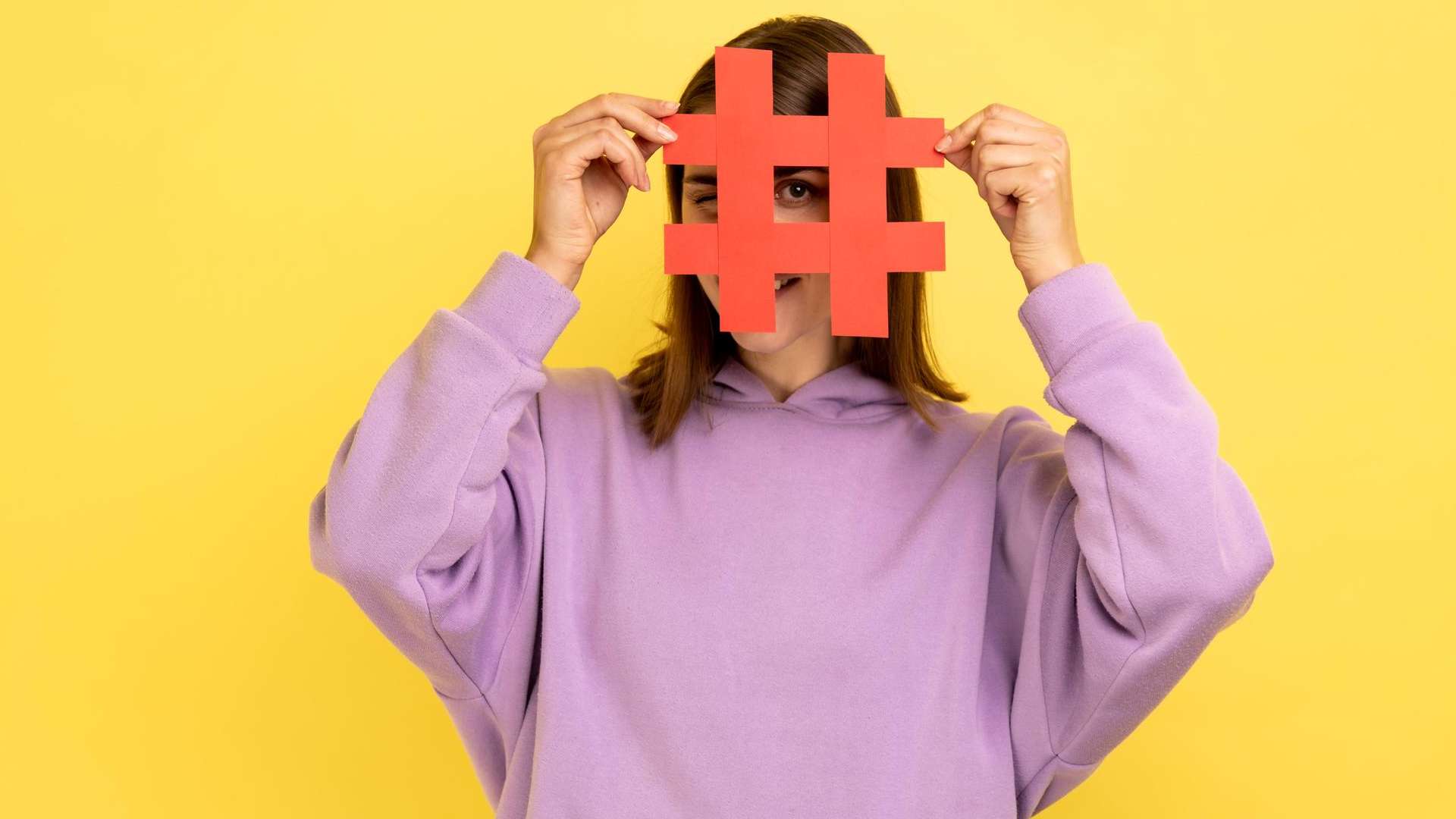 Mulher segurando hashtag em clima de trend nas redes sociais bitcoin Grok inteligência artificial