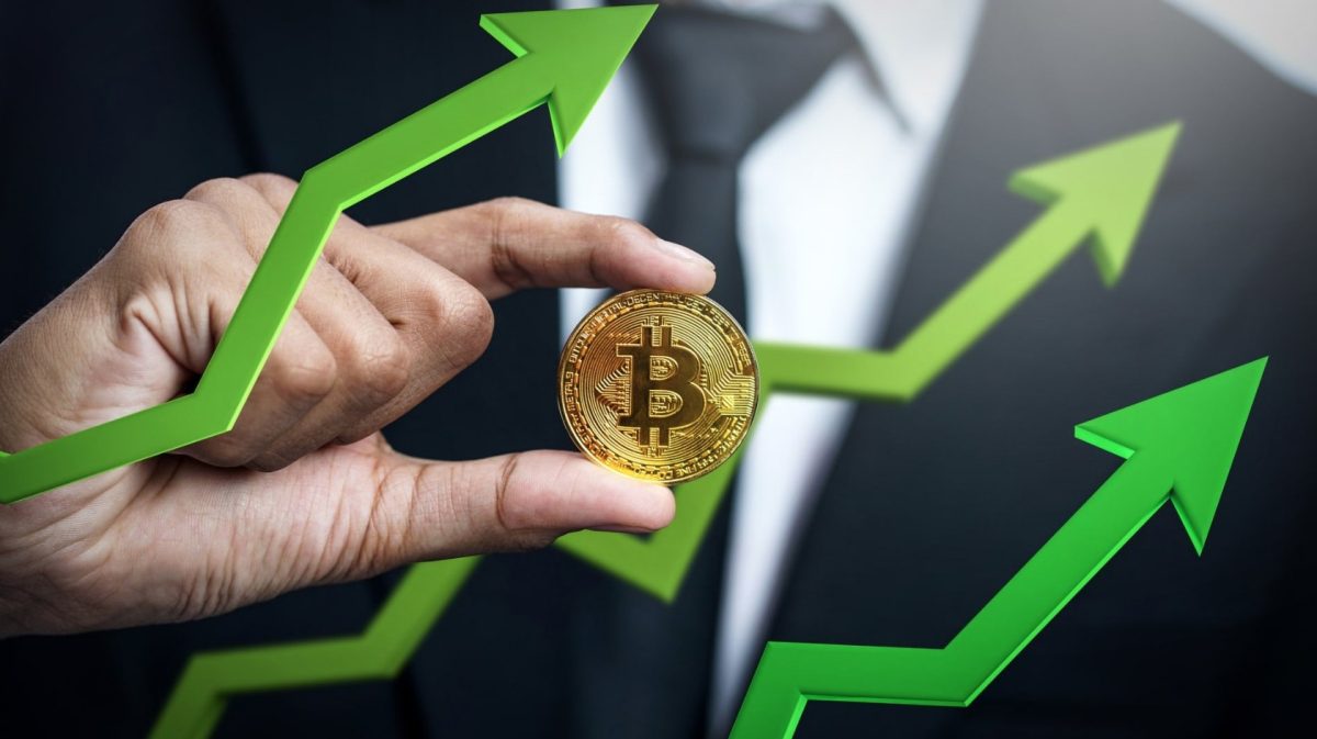 Executivo segurando moeda de Bitcoin