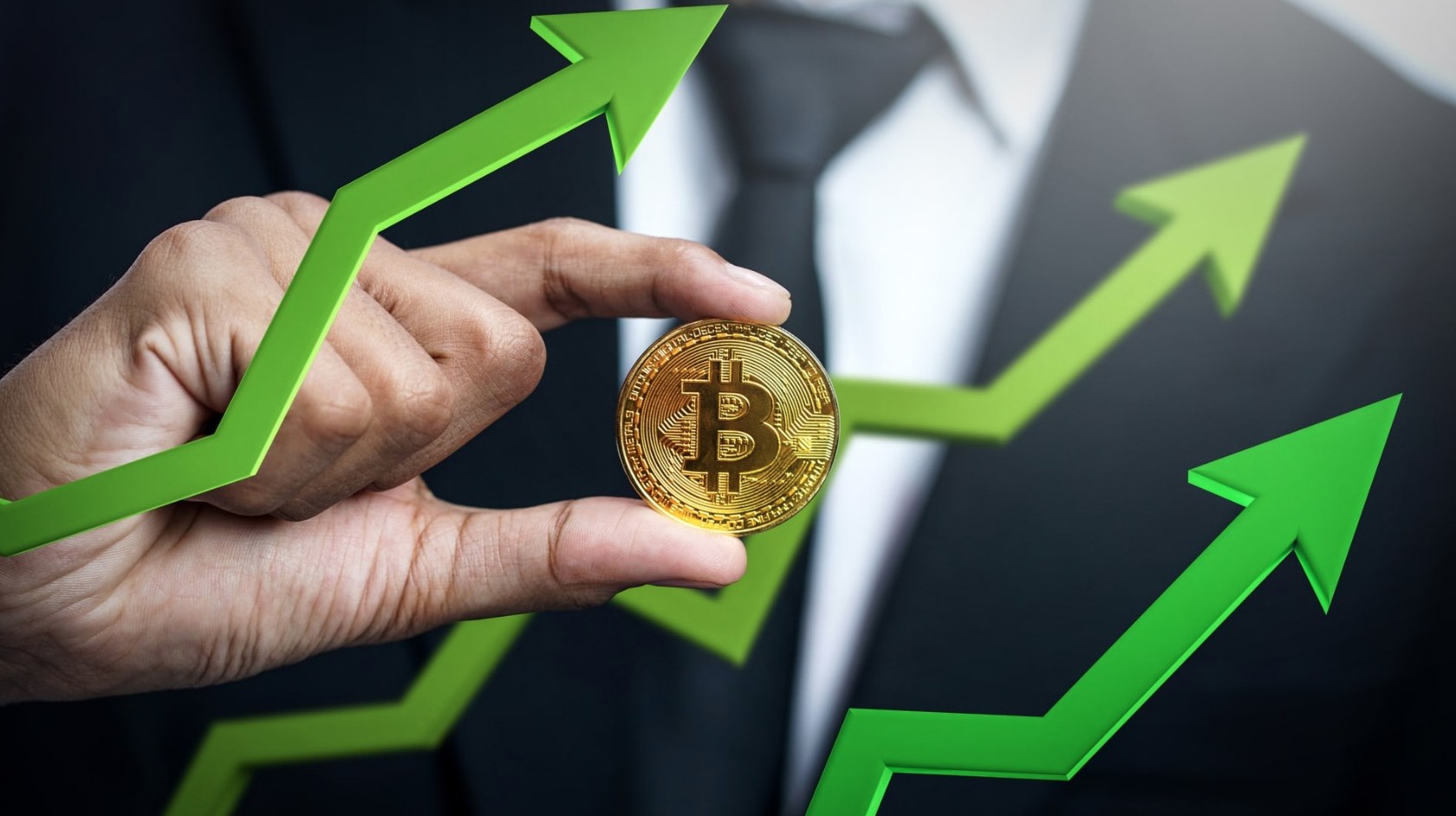Executivo segurando moeda de Bitcoin