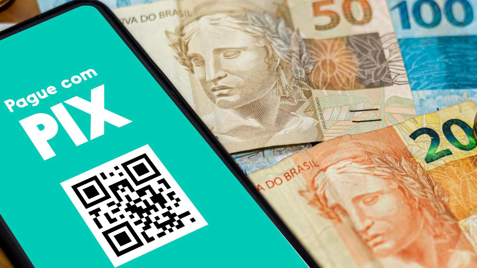 Aplicativo com Pix próximo de notas de dinheiro