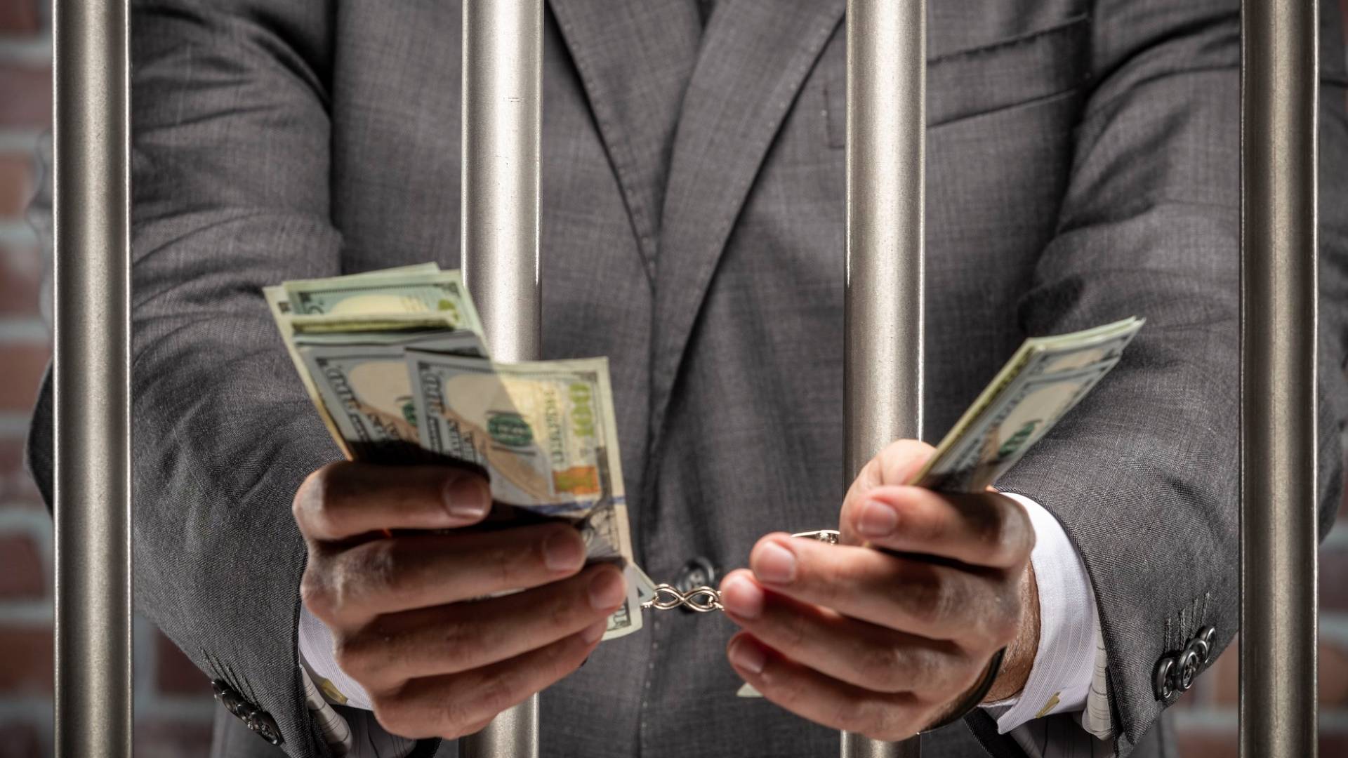 Bancário preso corrupção bancária banco confessa crimes