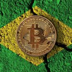 Bandeira do Brasil quebrada com bitcoin ao centro