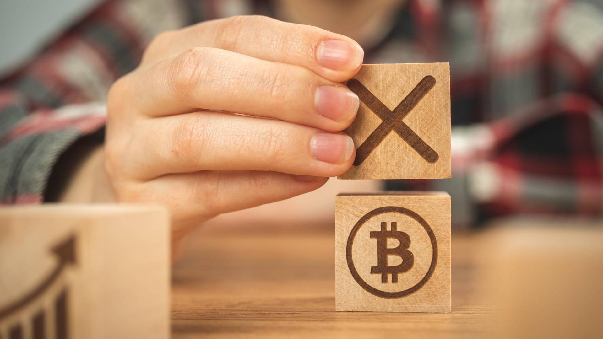 Bitcoin com um X sobre ele