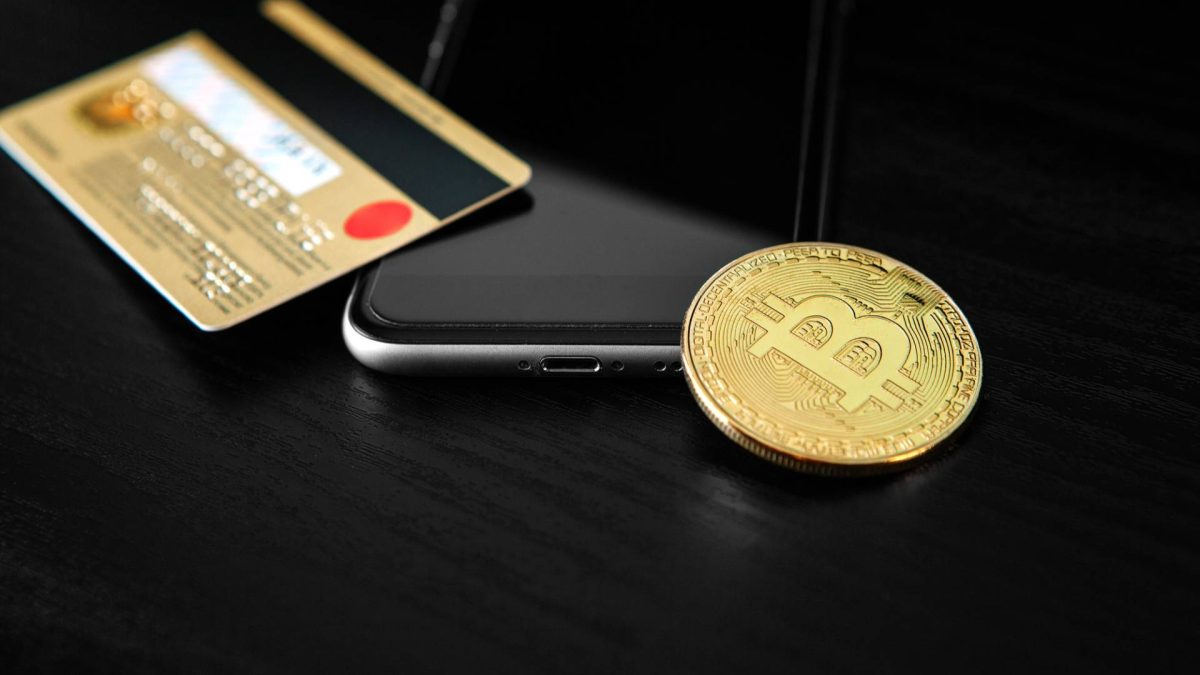 Bitcoin próximo de cartão e celular Binance