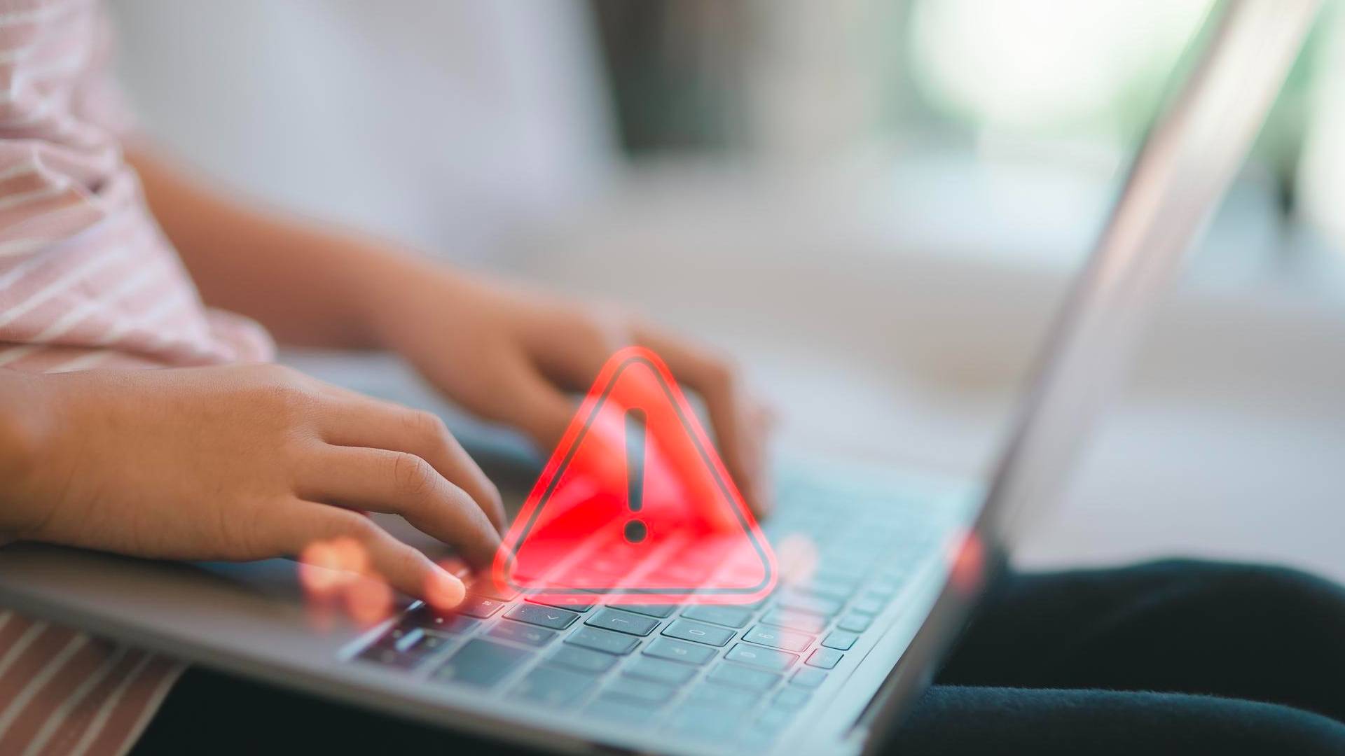 Criança mexendo com computador com sinal de alerta monitoramento de criptomoedas para compra monitoramento de criptomoedas para compra infantil