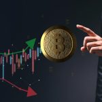 Investidor olhando gráfico do bitcoin com alta e queda