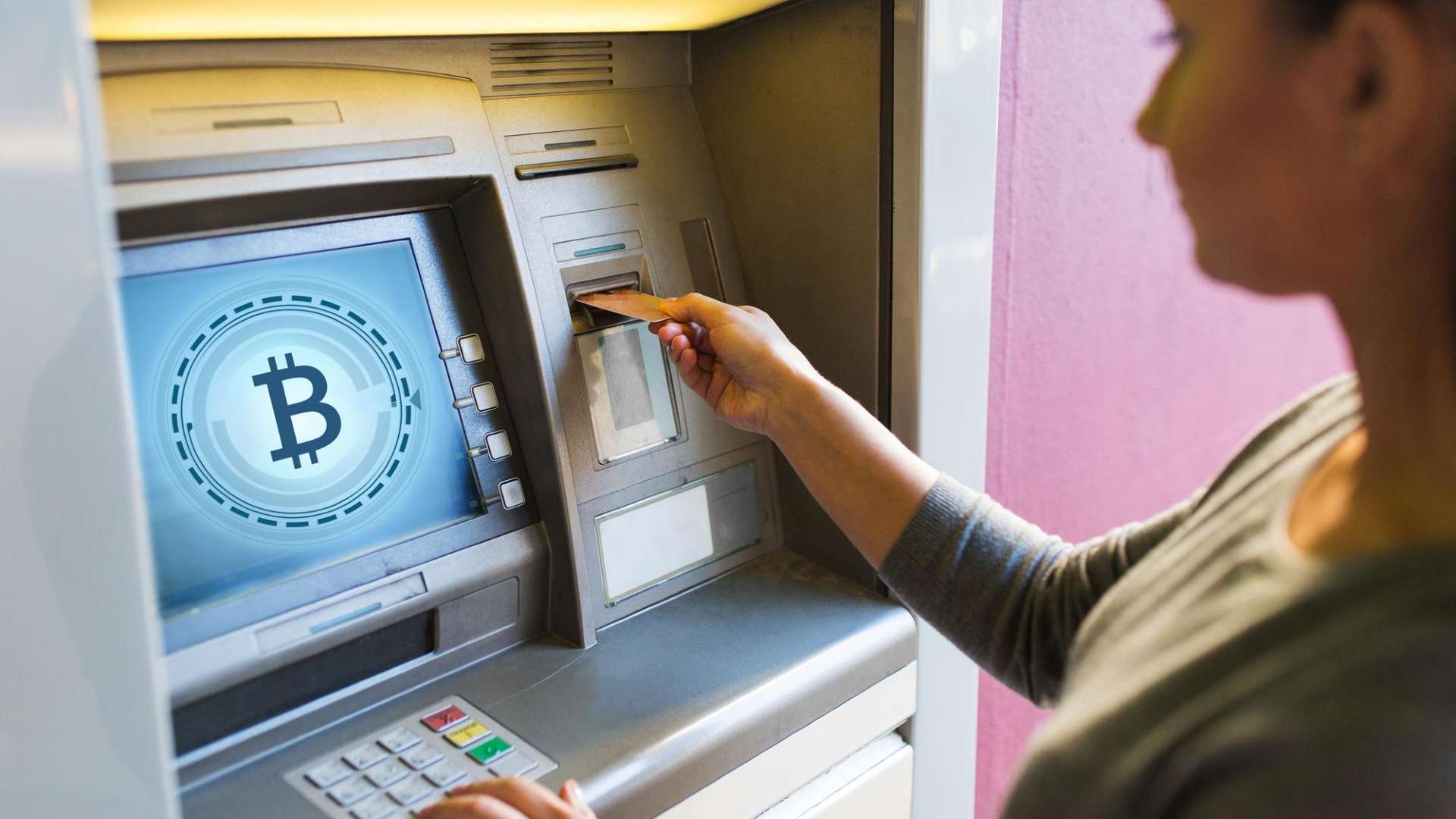 Mulher em caixa eletrônico de bitcoin Santander Brasil
