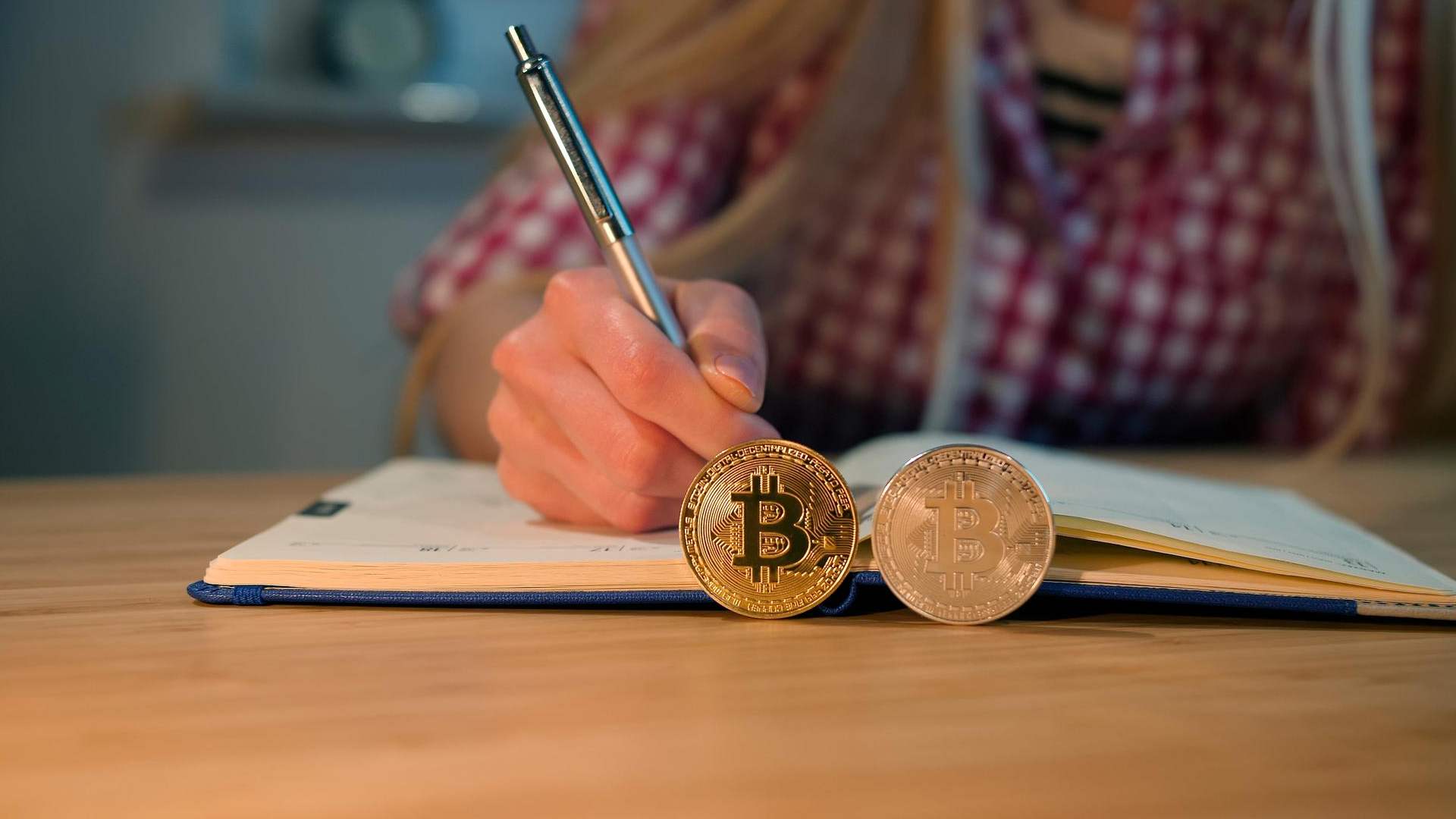 Mulher escrevendo próximo de bitcoin em destaque Binance Square promoção ganhar