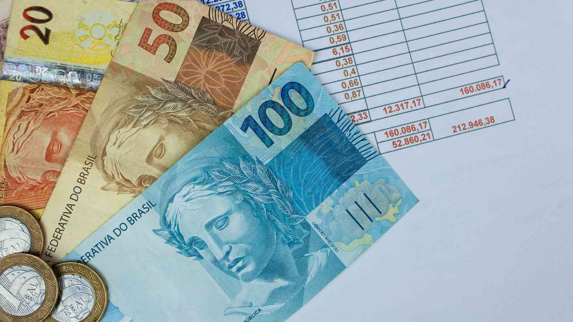 Notas de real próximo de formulário de dívida