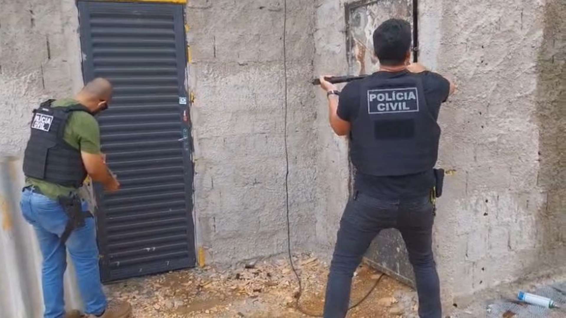 Polícia Civil do DF cumprindo mandado contra mineração de criptomoedas clandestina mineradoras de bitcoin clandestinas Neoenergia