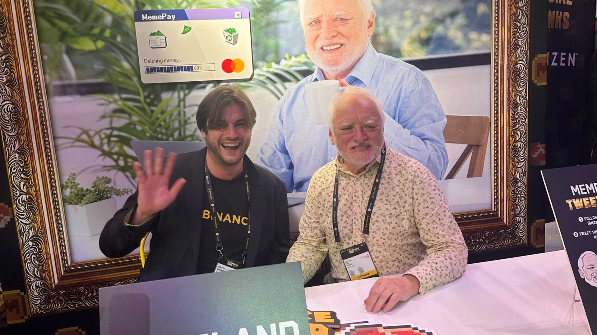 Presidente da Binance na França ao lado de idoso famoso por meme de rosto