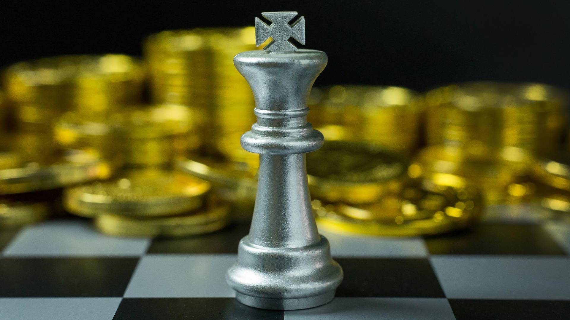 Rei em tabuleiro de xadrez com moedas na sua frente Tether USDT justiça