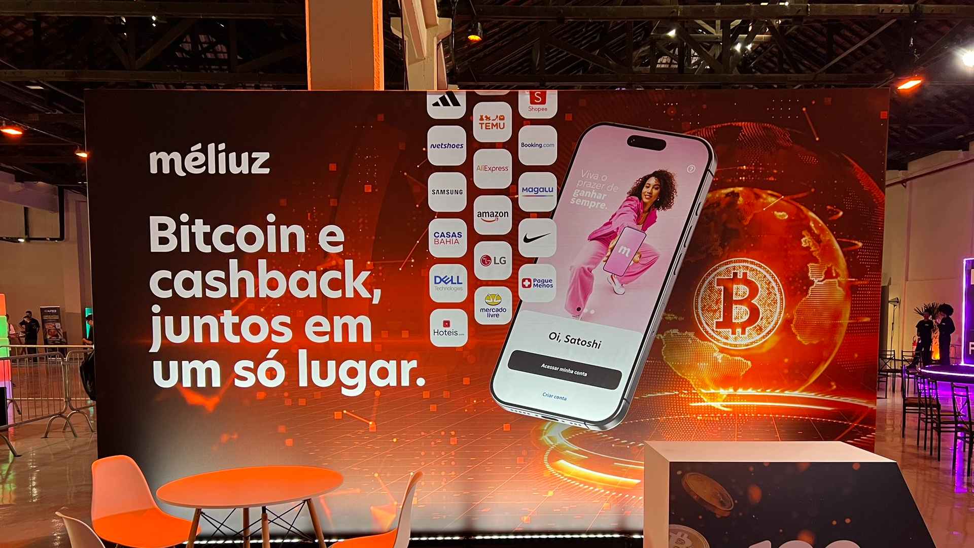 Méliuz com estande em evento Pioneira Méliuz caixa com bitcoins