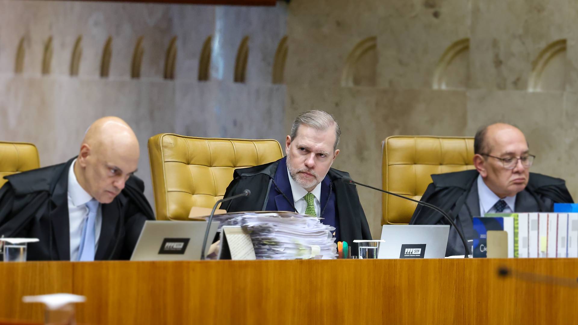 Ministro Dias Toffoli do STF em sessão plenário no dia 25 de março de 2026 hacker brasileiro corretora de bitcoin