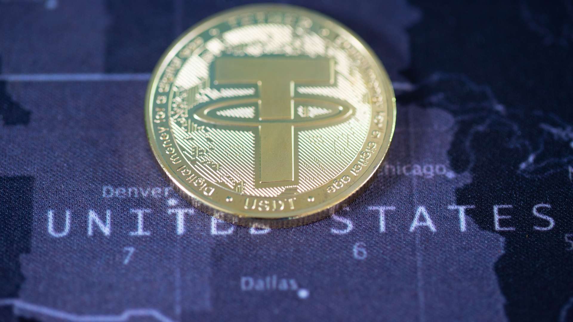Tether com mapa dos EUA ao fundo EUA confiscam USDT romance