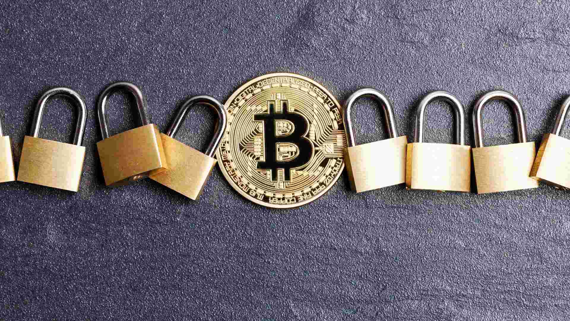 Bitcoin no meio de cadeados travados Binance cria trava de compra e venda de bitcoin e criptomoedas no mercado spot com novo recurso PRER