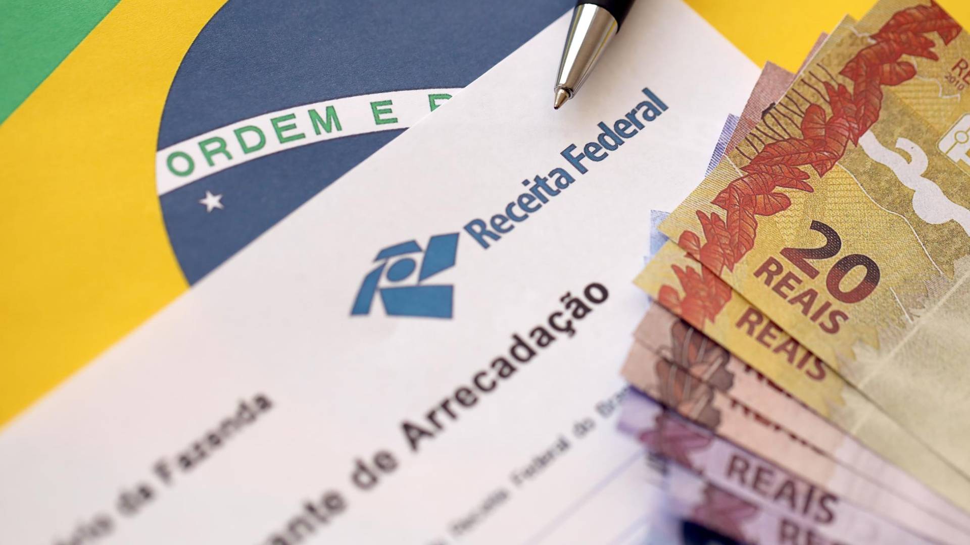 Guia de arrecadação da Receita Federal do Brasil, notas de dinheiro e bandeira do Brasil