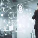 Homem em pé analisando bitcoin e criptomoedas ABToken e CertiK lançam guia estratégico de segurança e conformidade regulatória para o mercado de PSAVs