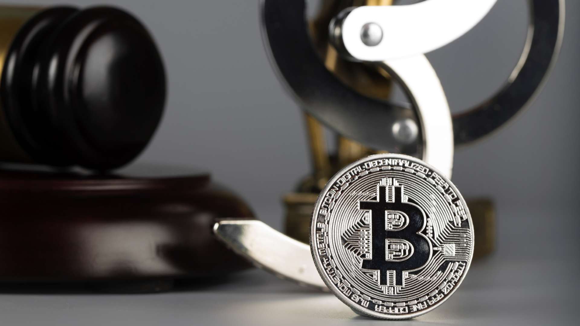 Bitcoin, algema e martelo da justiça