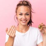 Mulher com bitcoin chamando