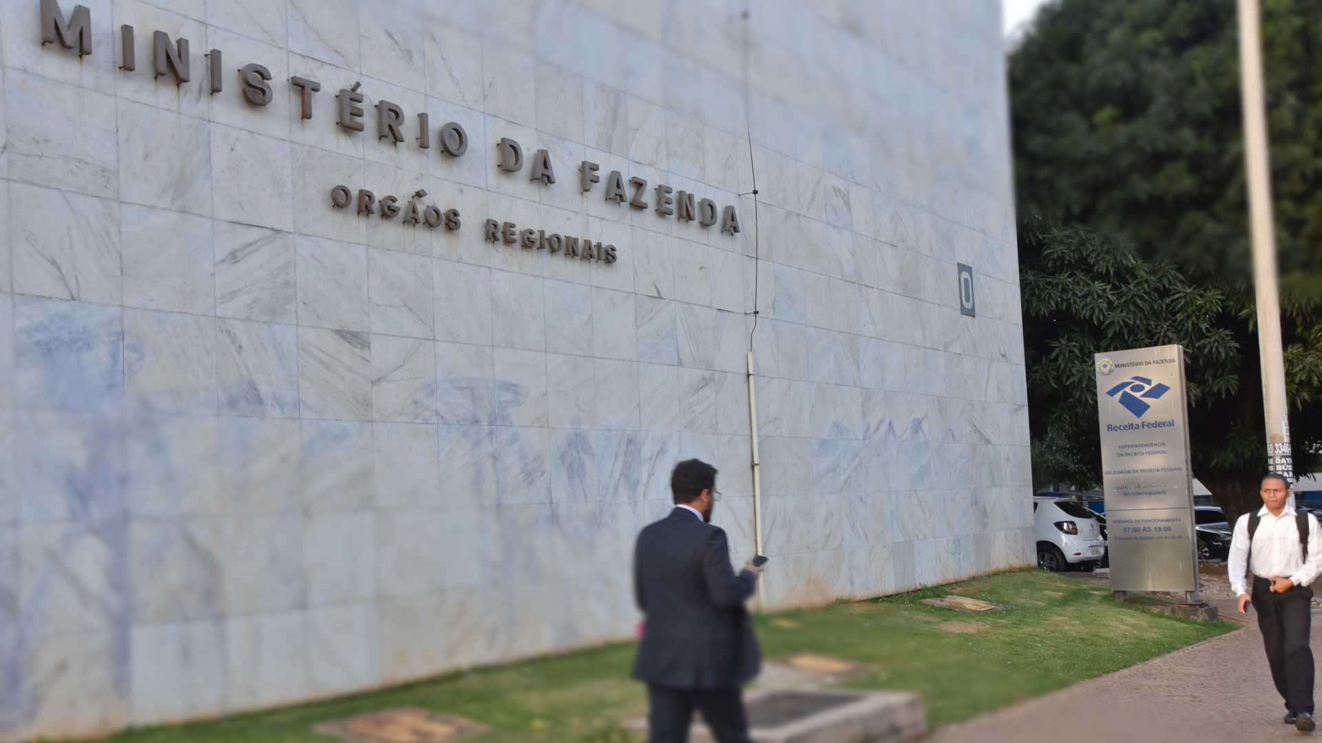 Prédio do Ministério da Fazenda. Prédio do Ministério da Fazenda com Logo da Receita Federal do Brasil ao lado