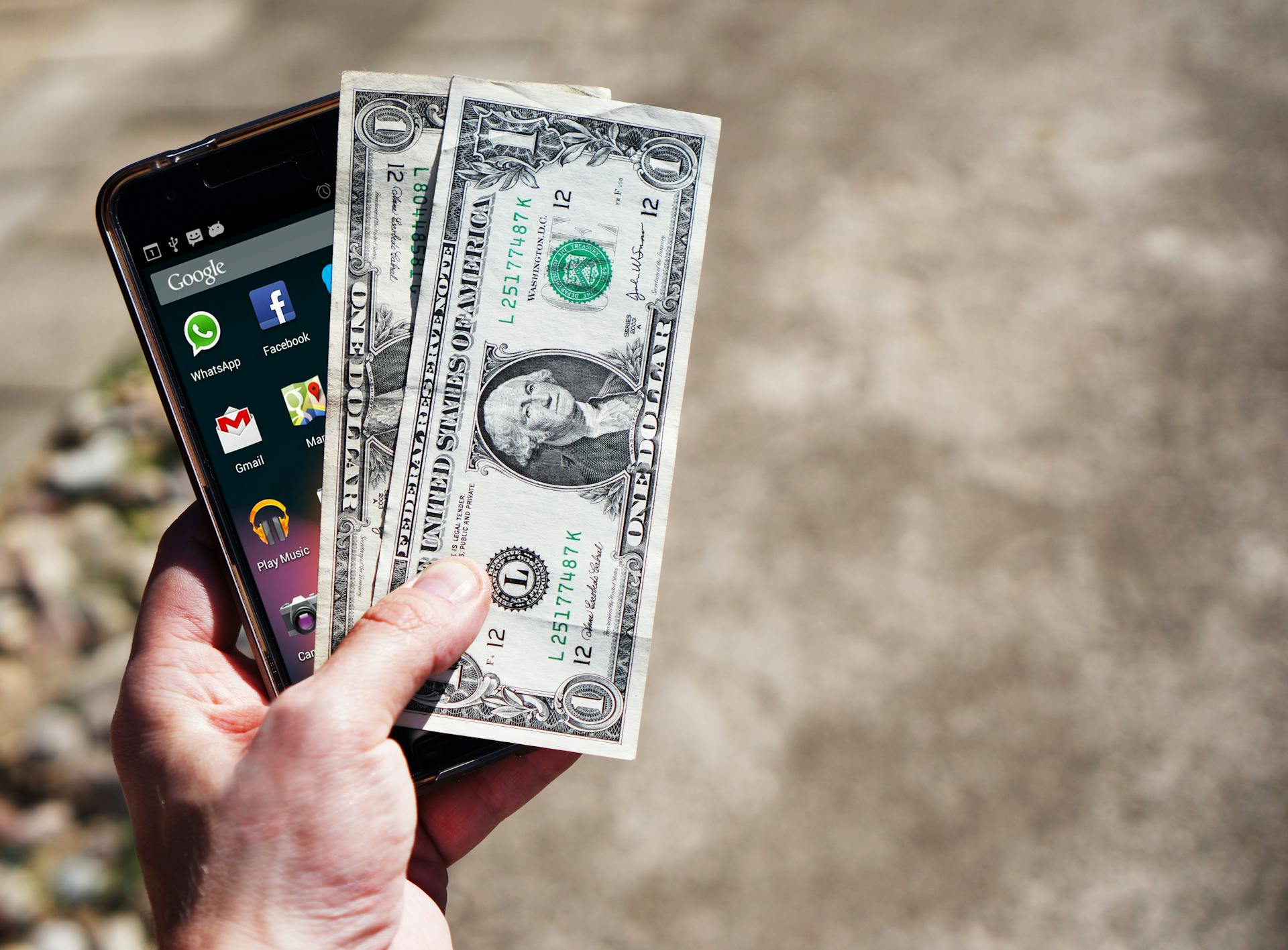 Notas de dólar e smartphone