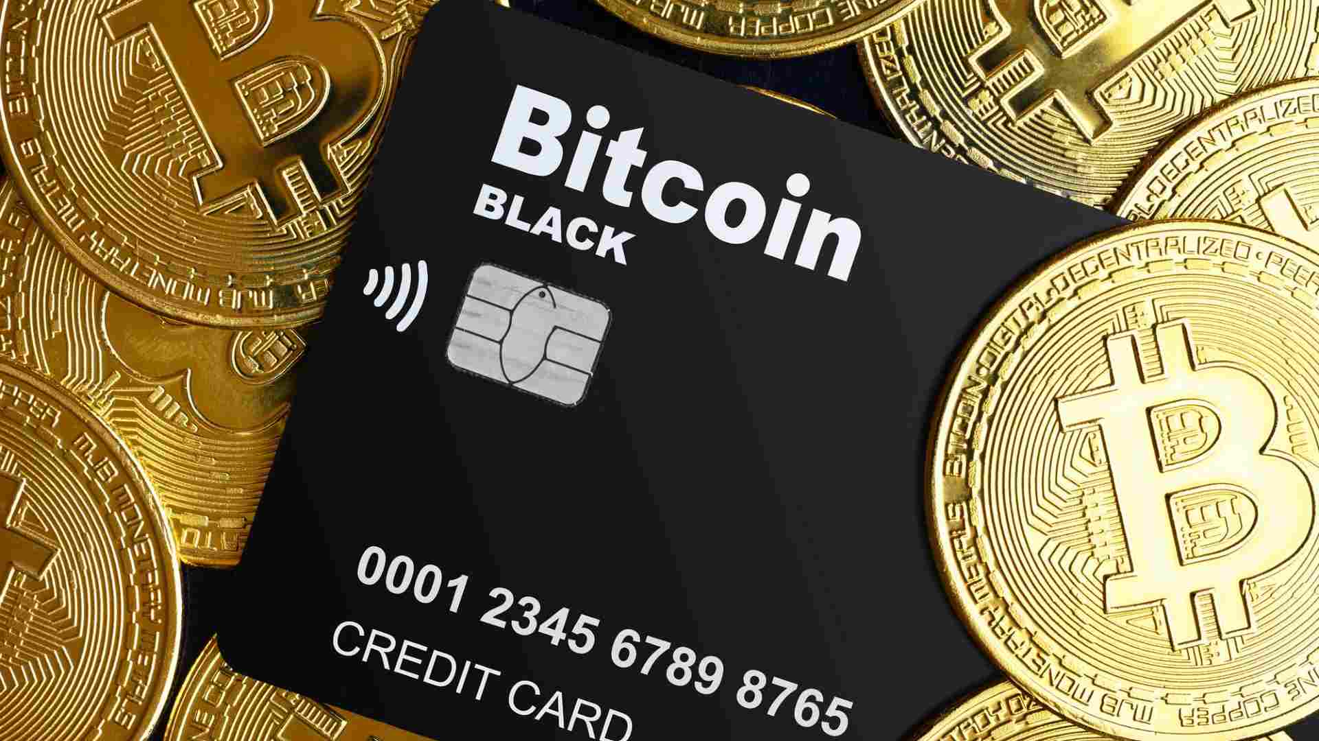 Bitcoin em destaque com cartão black em destaque