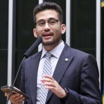 Deputado em plenário Kim Kataguiri concorda com projeto de lei que quer incluir criptomoedas como herança digital em comissão