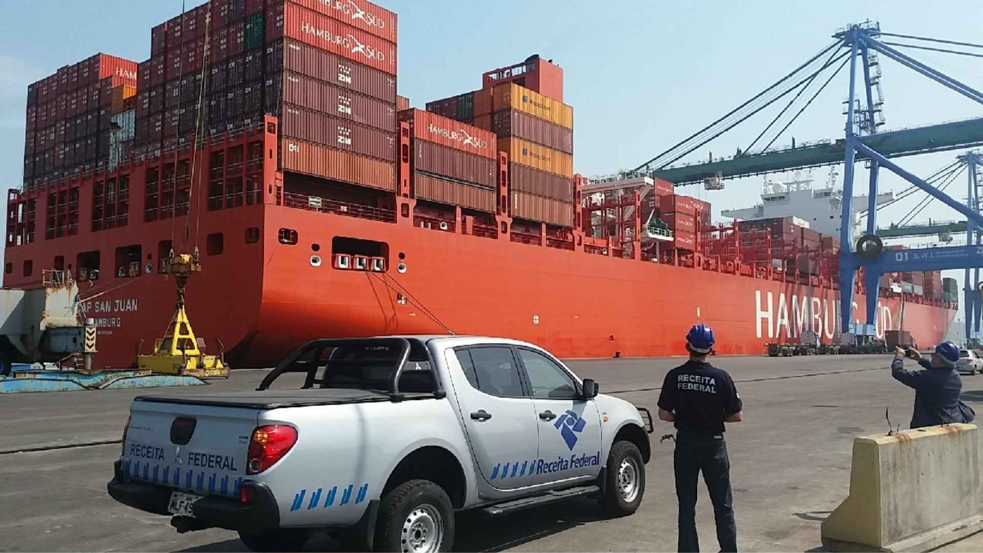 Fiscal da Receita Federal do Brasil em porto Receita Federal altera regra para compras com criptomoedas e reforça: "não é moeda de curso legal"