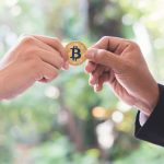 Mãos segurando bitcoin Pesquisa aponta que engajamento com produtos de criptomoedas no Brasil é o pior dentre opções financeiras, mesmo com alto volume de menções em redes sociais