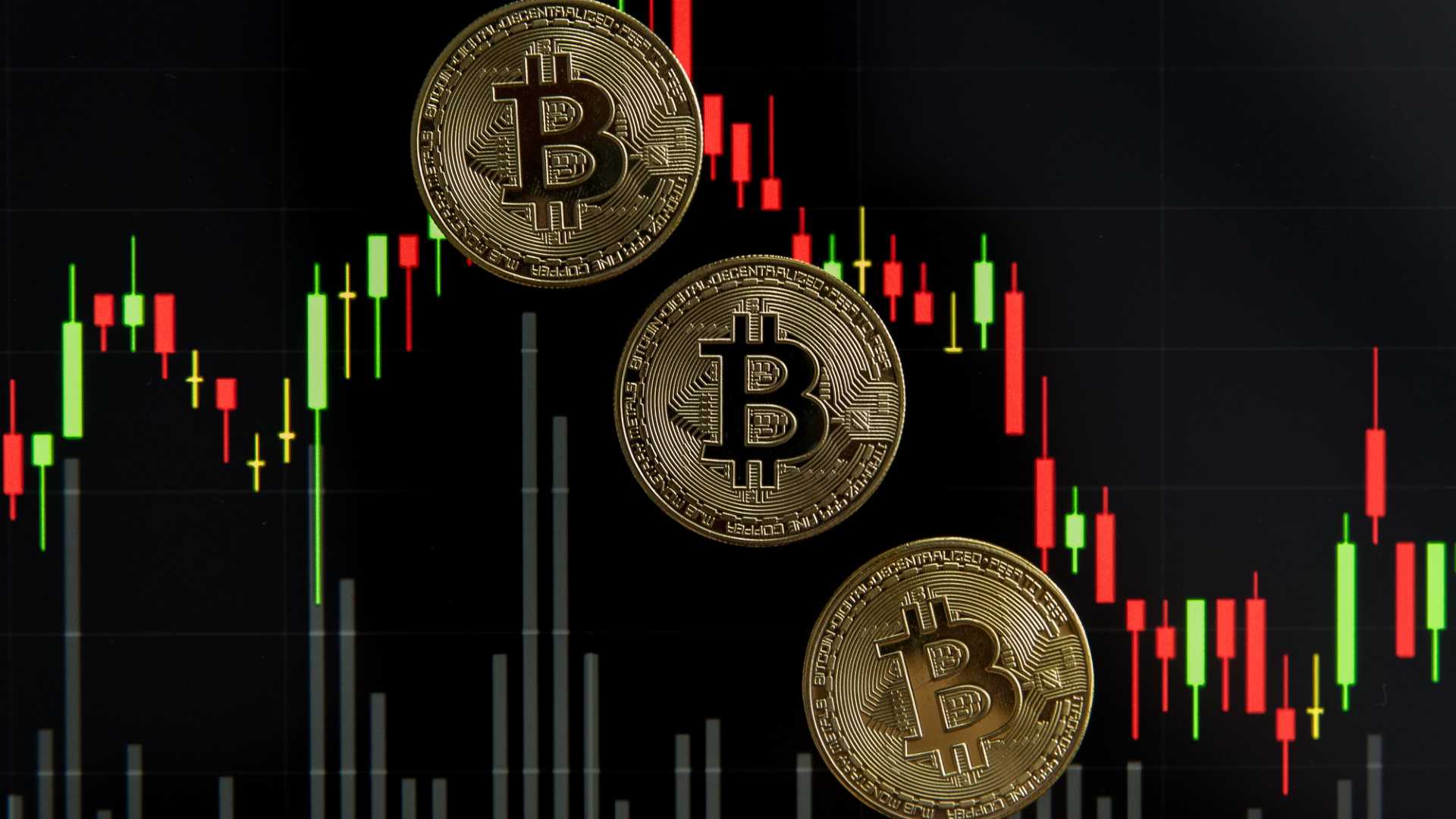 Bitcoin simbólico com gráfico de preços em sinal de queda CME Group lança contratos futuros de volatilidade do bitcoin com negociação contínua