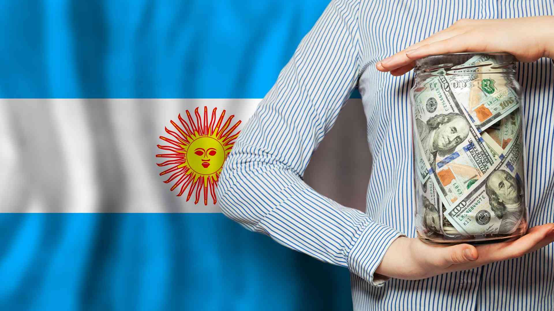 Homem segurando cofre de dinheiro com bandeira da Argentina ao fundo