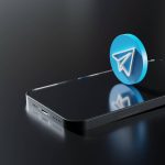 Símbolo do Telegram sobre smartphone Criptomoeda do Telegram pode mudar de nome e TON deixar de existir, entenda tudo sobre a votação