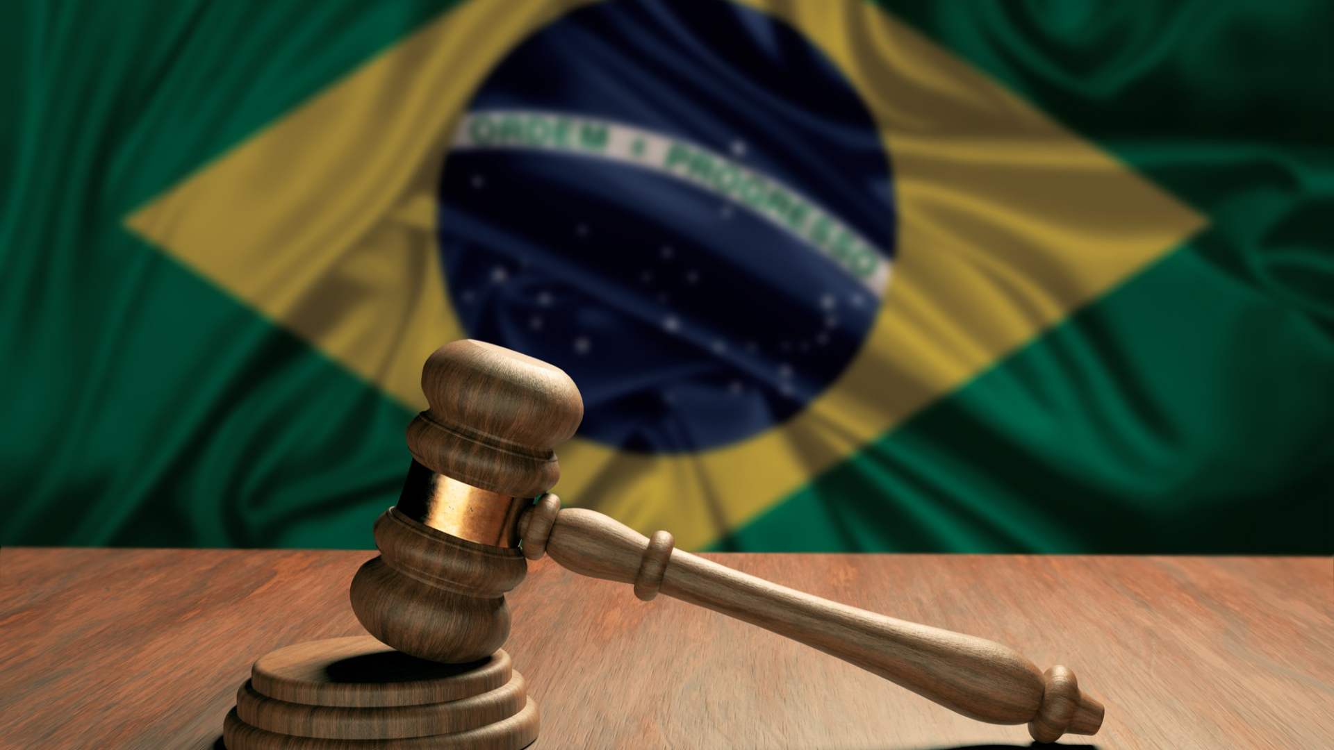 Bandeira do Brasil com martelo da justiça em destaque