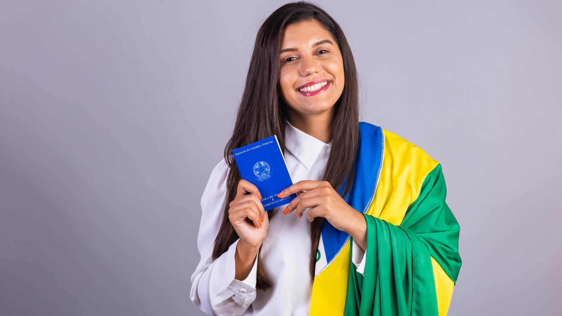Brasileira com carteira de trabalho na mão