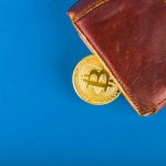 Justiça condena Coinbase a devolver R$ 500 mil e rejeita defesa de autocustódia