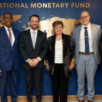 Autoridades do FMI e brasileiras se reuniram em abril de 2026 durante encontros anuais (IMF Photo/Joshua Roberts) FMI elogia o Pix do Banco Central do Brasil em novo relatório que destaca regulação das criptomoedas no país