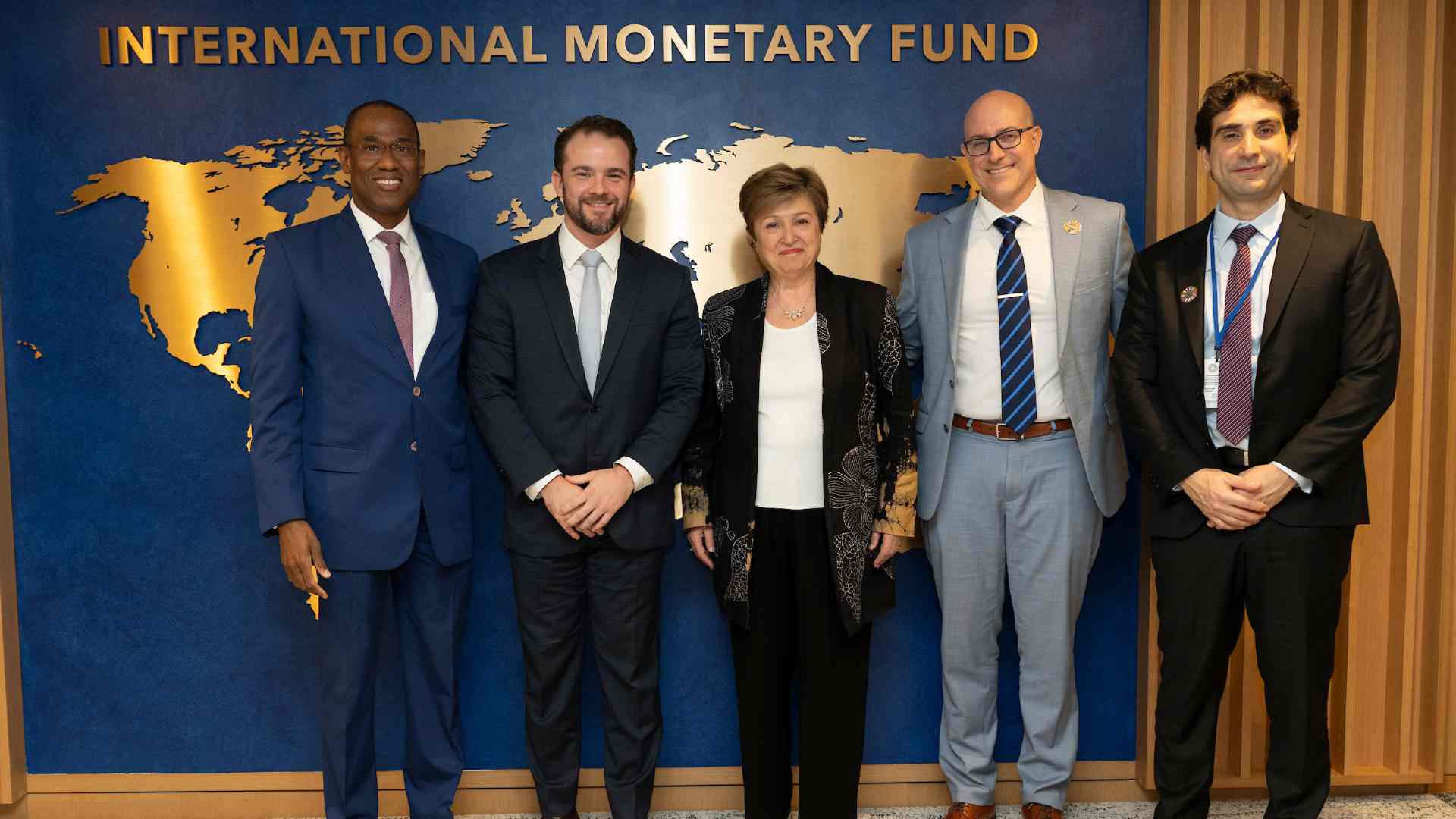 Autoridades do FMI e brasileiras se reuniram em abril de 2026 durante encontros anuais (IMF Photo/Joshua Roberts) FMI elogia o Pix do Banco Central do Brasil em novo relatório que destaca regulação das criptomoedas no país