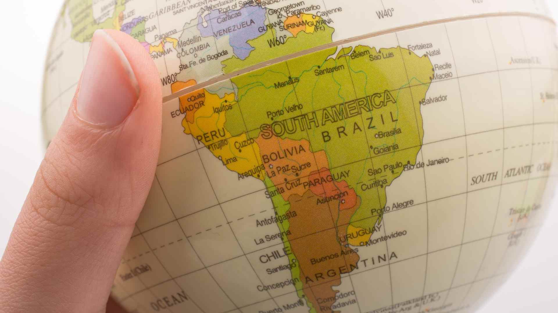 Mapa da América Latina com foco no Brasil e na Argentina