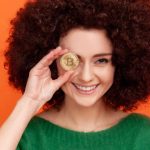 Mulher com bitcoin nos olhos